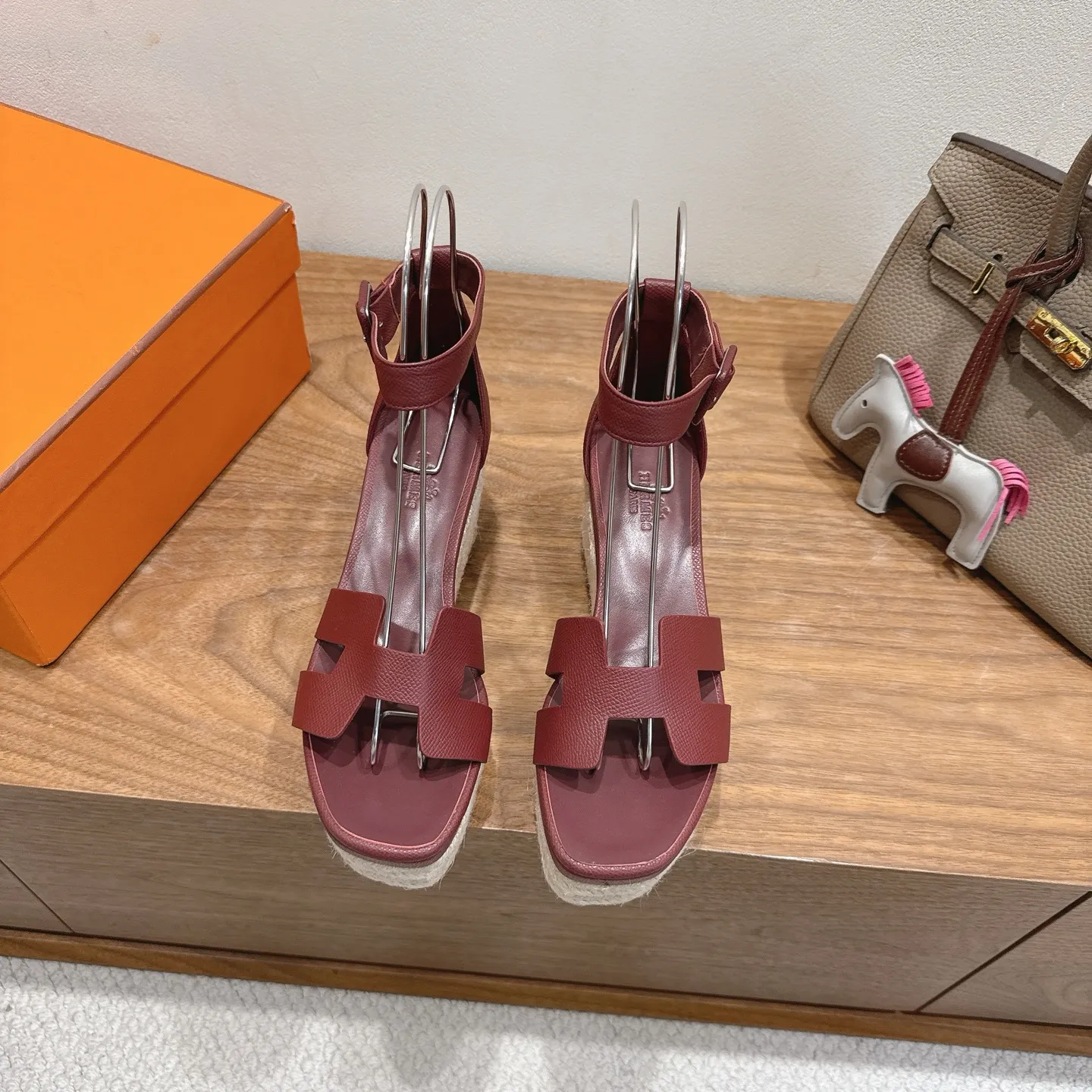👟👟Ex-factory price 720👟👟 Hermes... a Eclair 2025 new color + popular series, the version is super positive, with a certain thickness, which makes the legs longer! Breathable, comfortable calfskin, spring and summer color matching, this item is both beautiful and comfortable! Channel supply code size: 35-39 can be ordered as 40.41 with airplane box ➕20